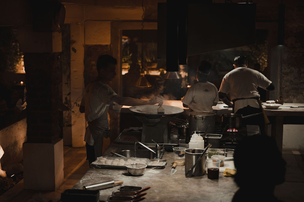 Interior del restaurante Kitchen con cocina abierta en San José del Cabo